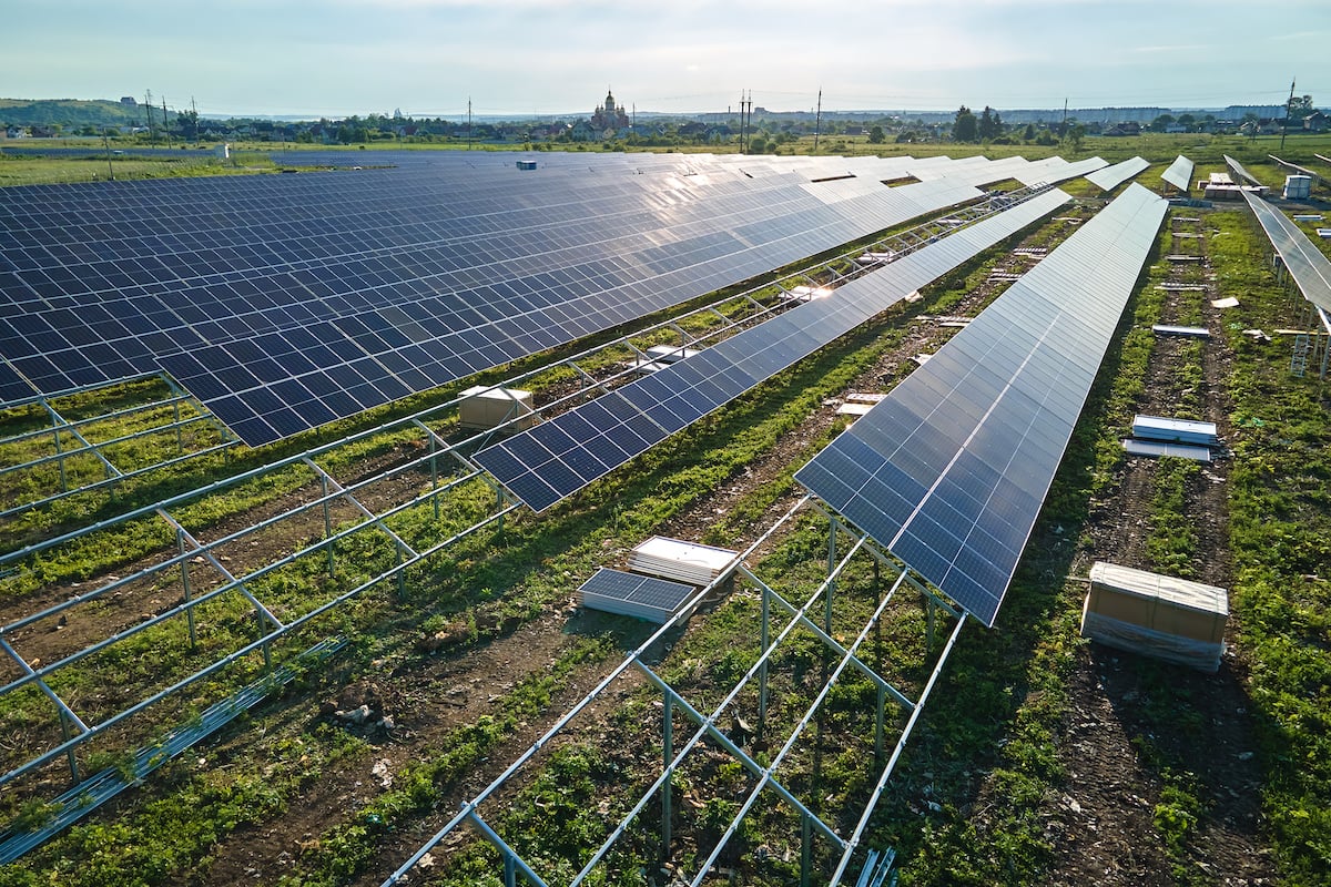 Hynes-Industries_solar-plant-construction_AdobeStock_523676604